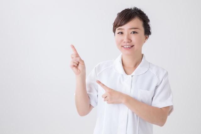 指をさす看護師