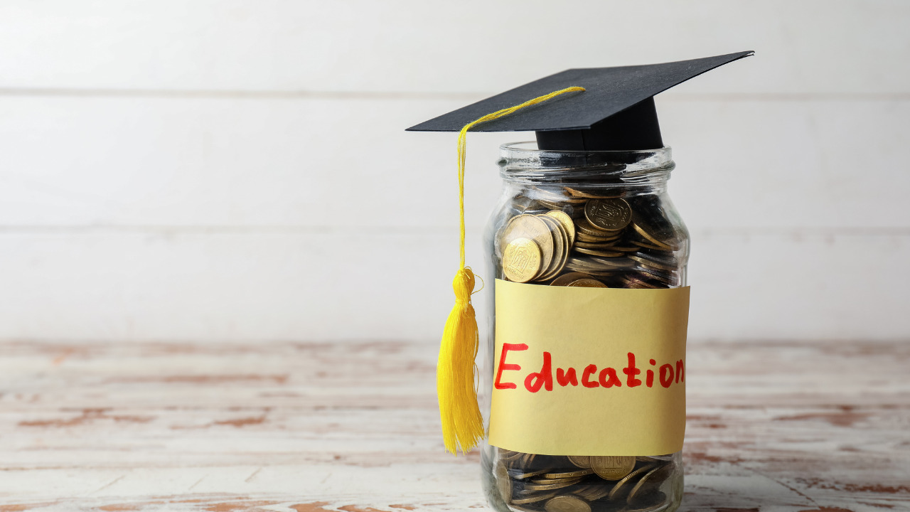 educationと書かれた壺にお金が入っている