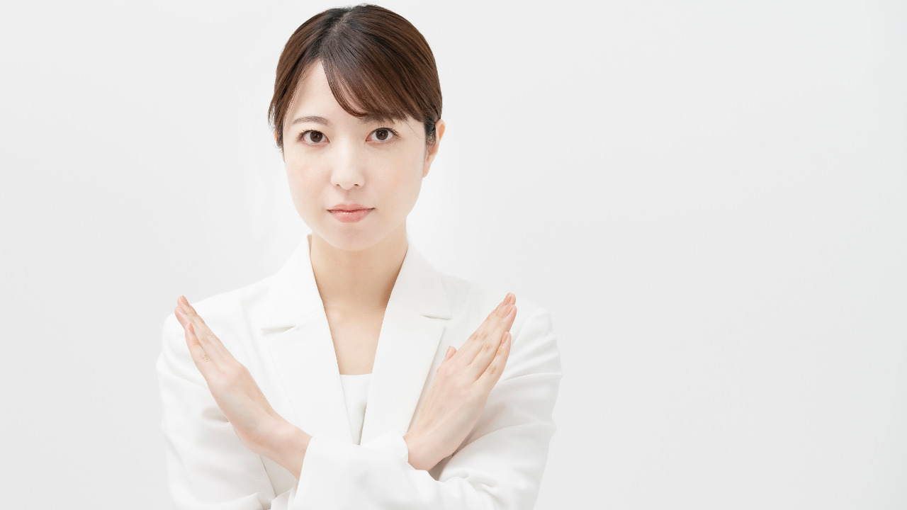 バツを作る女性