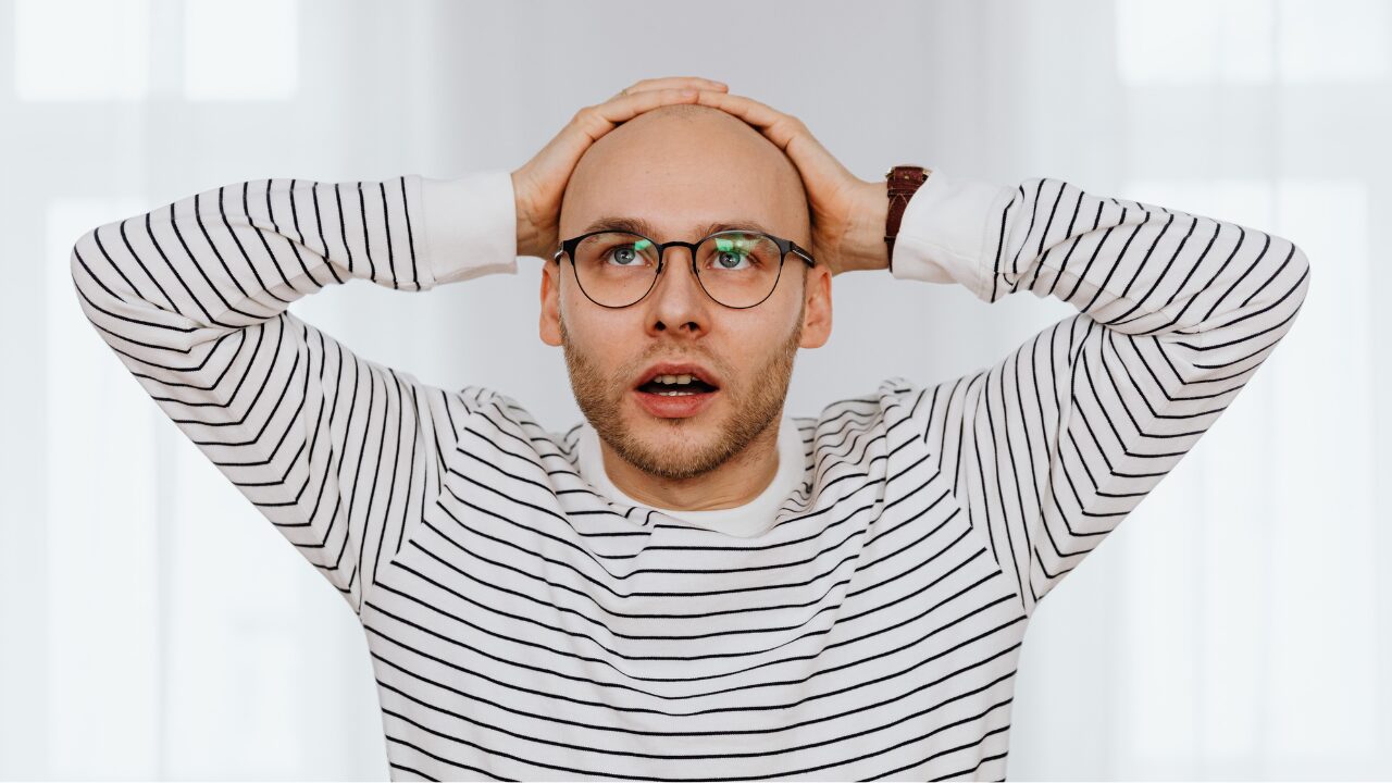 頭を抱える男性