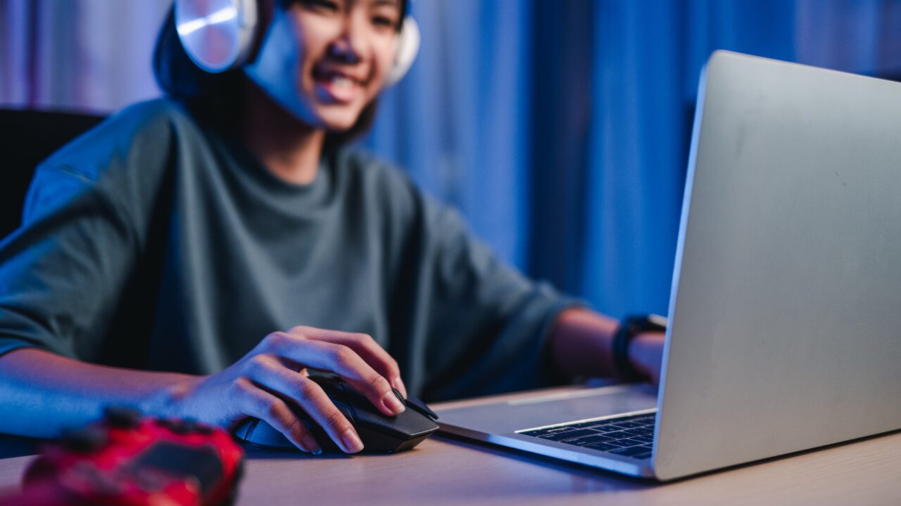 パソコンを操作する人