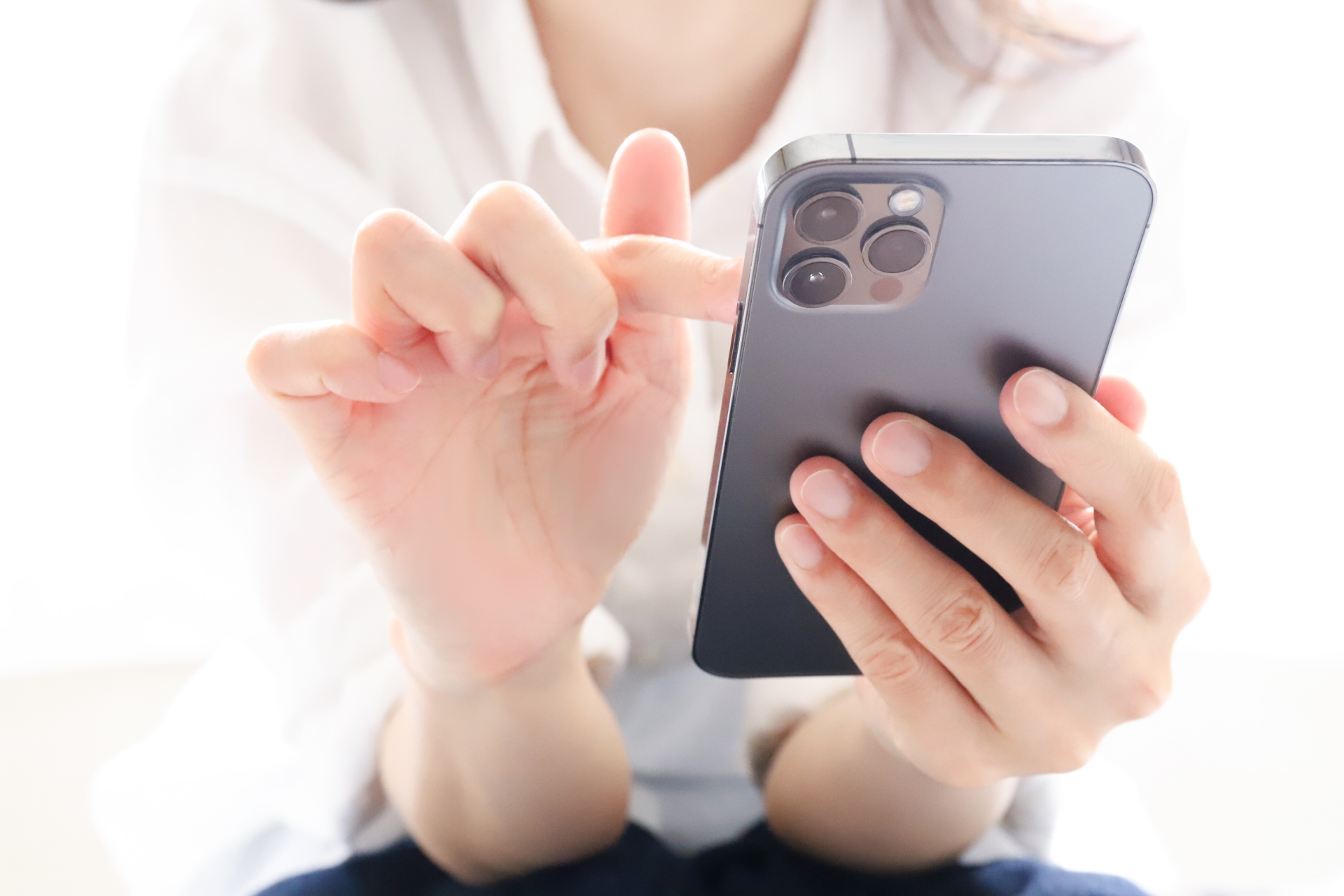 スマホを見る