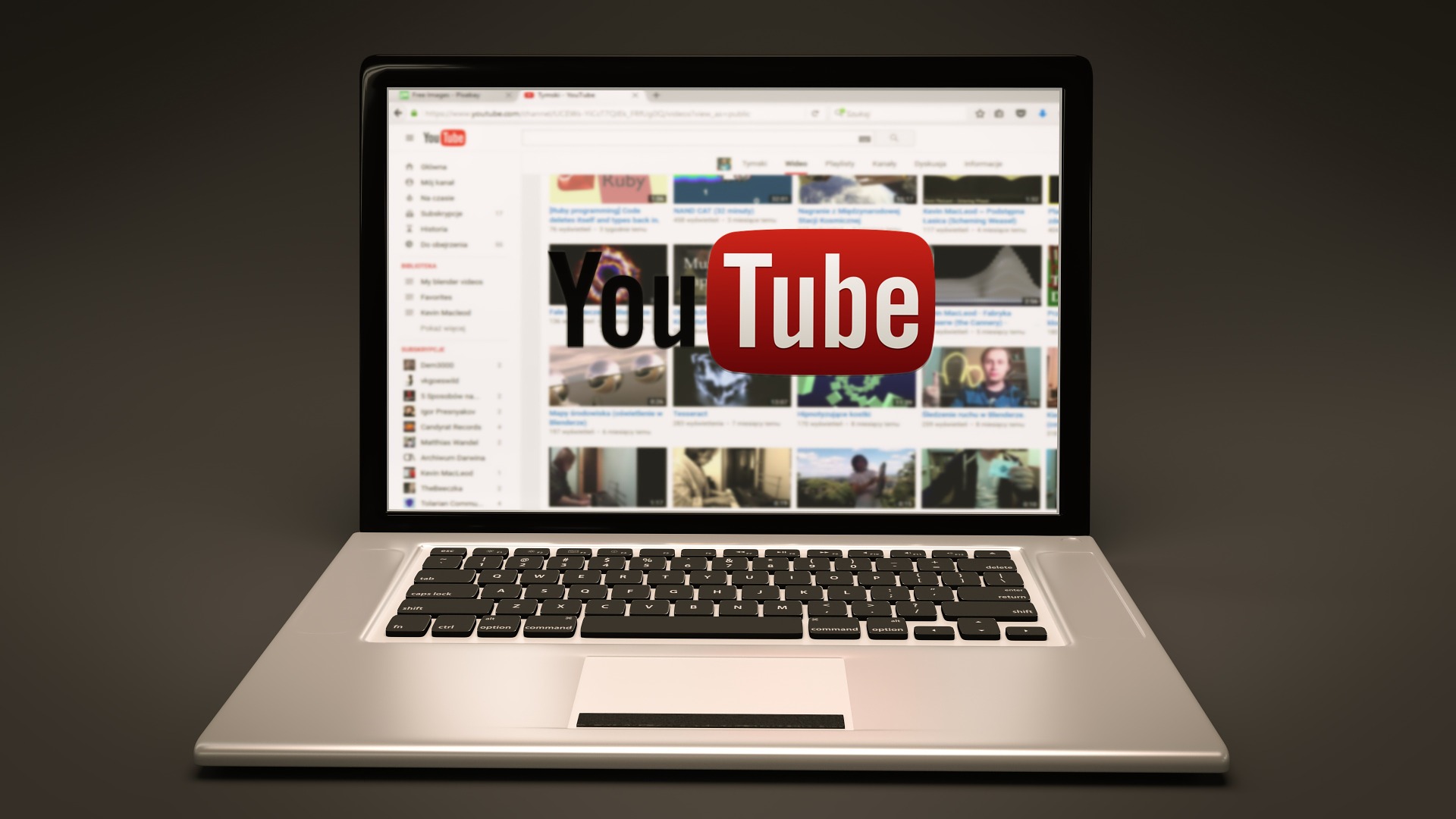 YouTube画面のパソコン